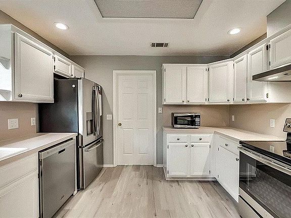 5th image of 811 Twin Creek Dr