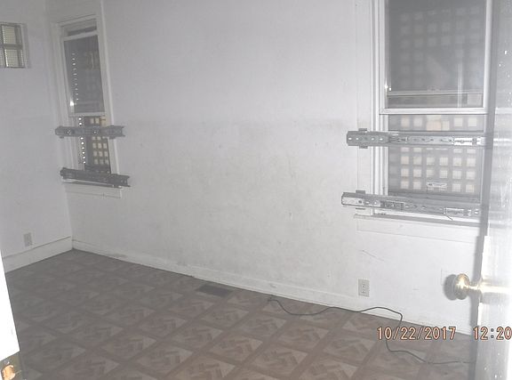 4th image of 9719 S Avenue L