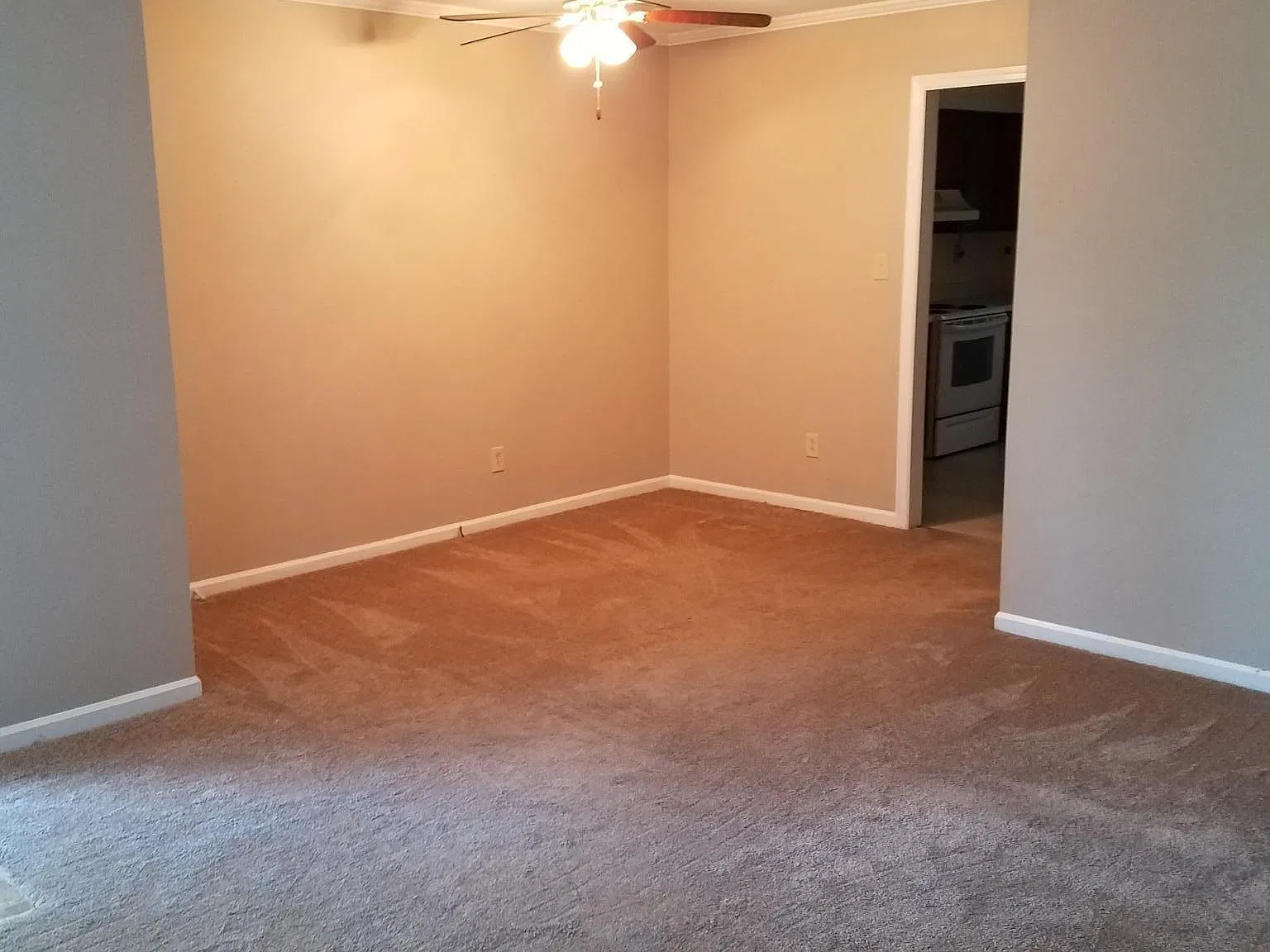 814 Ridgeview Dr — Photo 4