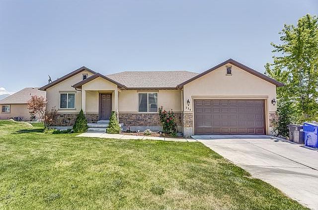 1st image of 334 W Strawberry Pl
