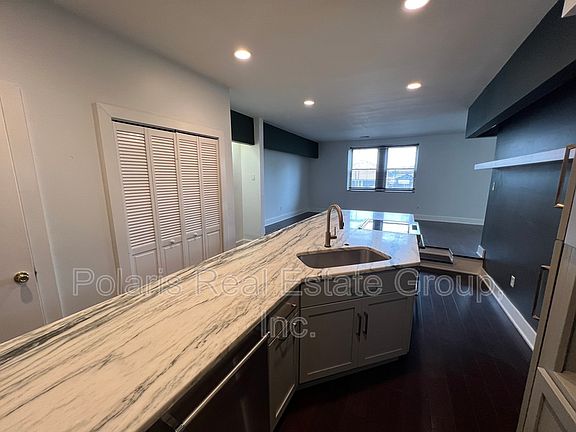 3rd image of 920 E 62nd St Unit M-16