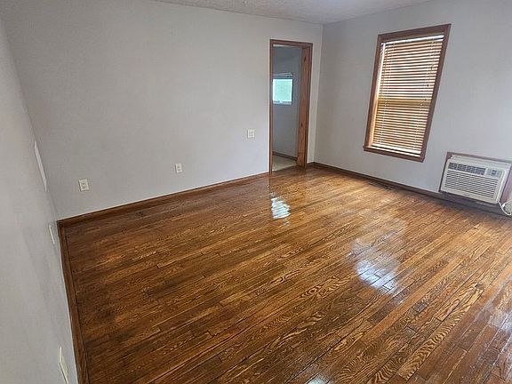 5th image of 1012 W Elm Arc