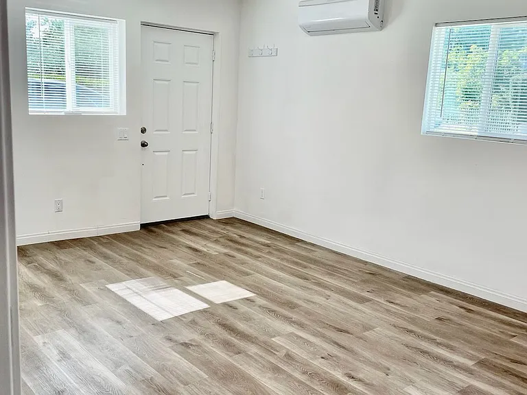 18656 Cohasset St — Photo 5