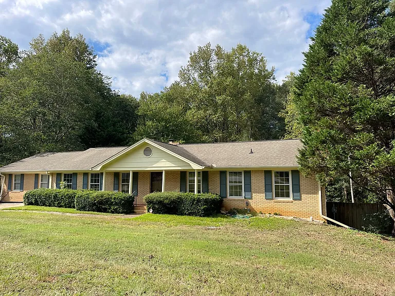 1180 Robinhood Rd — Photo 1