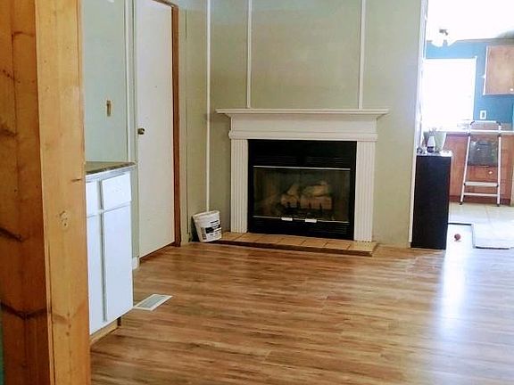4th image of 1300 Deer Lake Ct