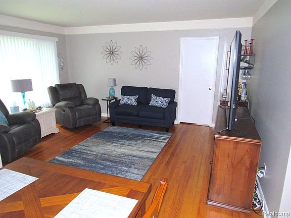 2nd image of 938 Canterbury Dr
