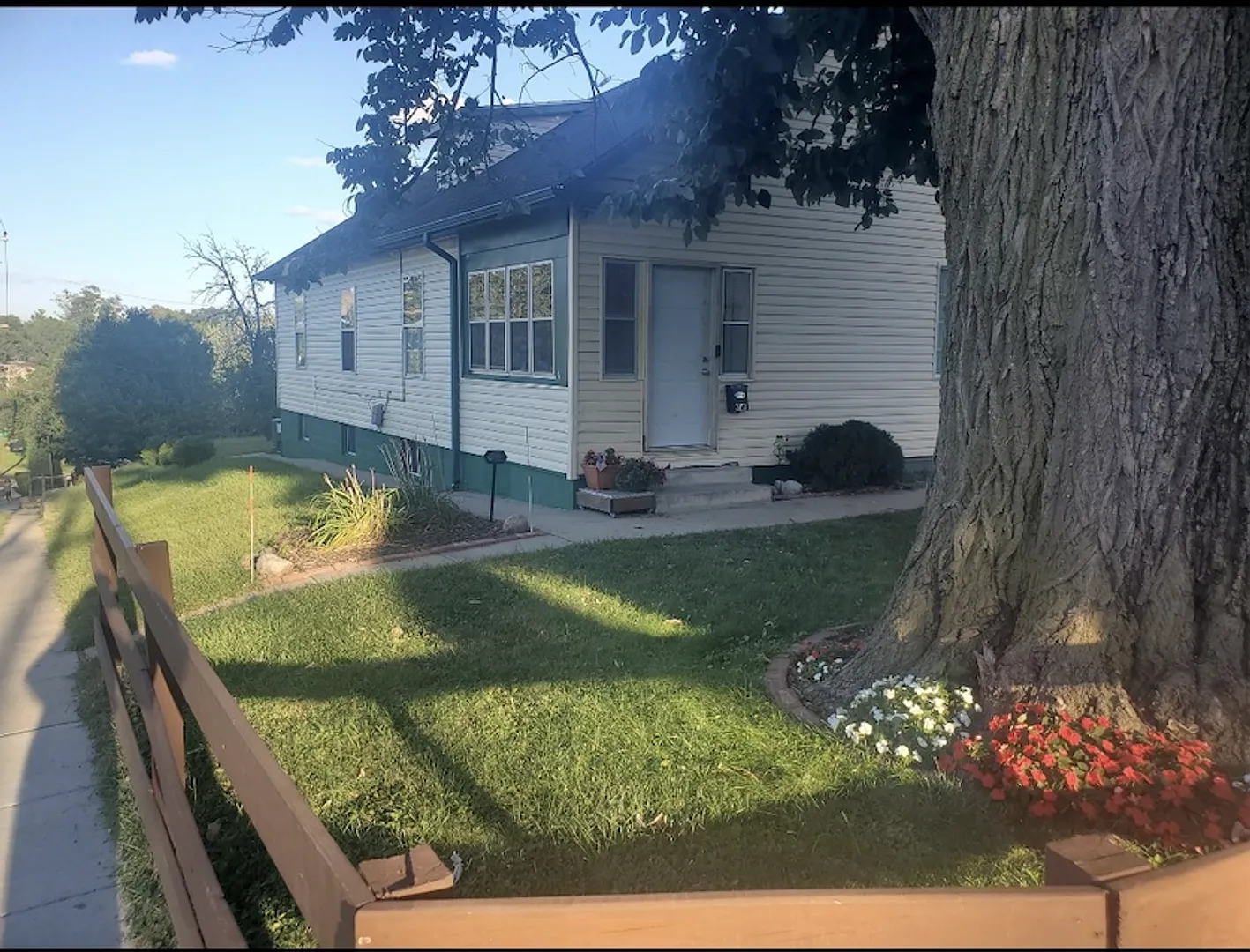 Charming and Spacious Home! — Photo 2