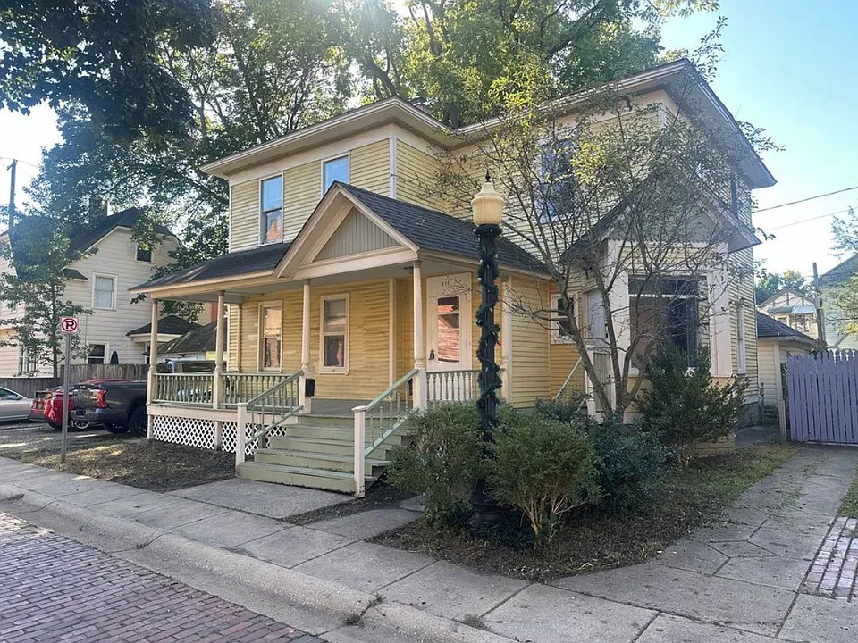 211 Rose Pl #211