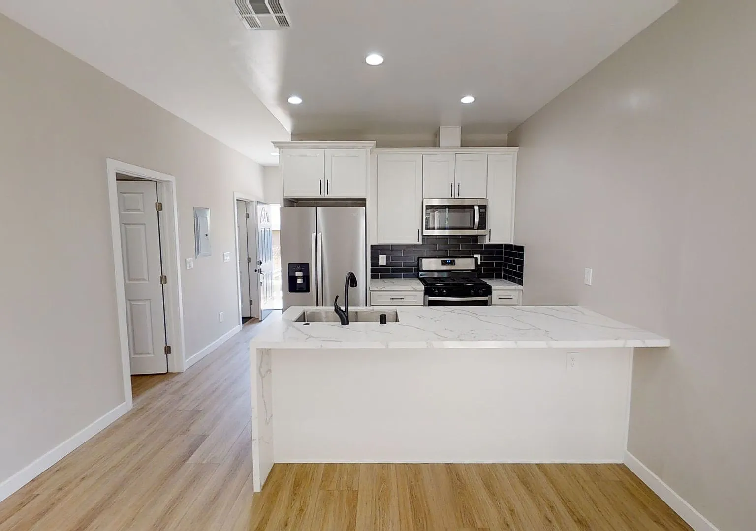 4bd/2ba, Huge Yard! — Photo 4