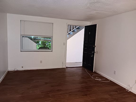 3rd image of 116 SW Jefferson Cir N APT 3