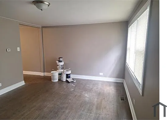 3 bed, 1000 sqft, $2,300 — Photo 3