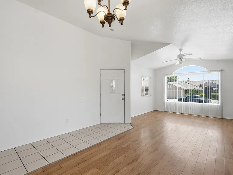 1302 E Michelle Dr — Photo 4