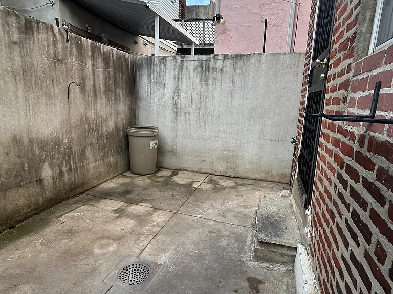 1008 Winton St — Photo 5