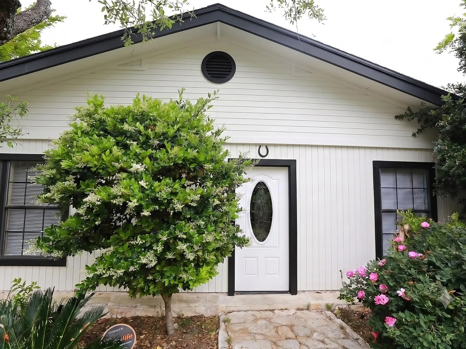 3 bed, 2.0 bath, 2194 sqft, $2,600 — Photo 2