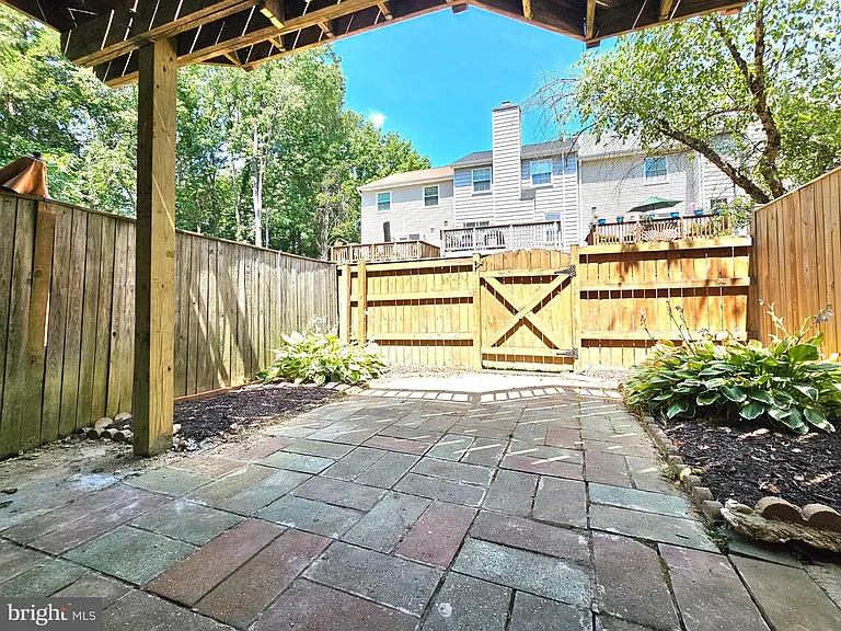 8561 Southlawn Ct — Photo 24