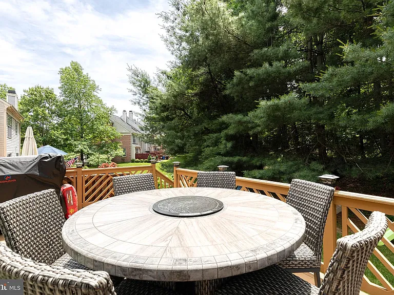 708 Leister Dr — Photo 28