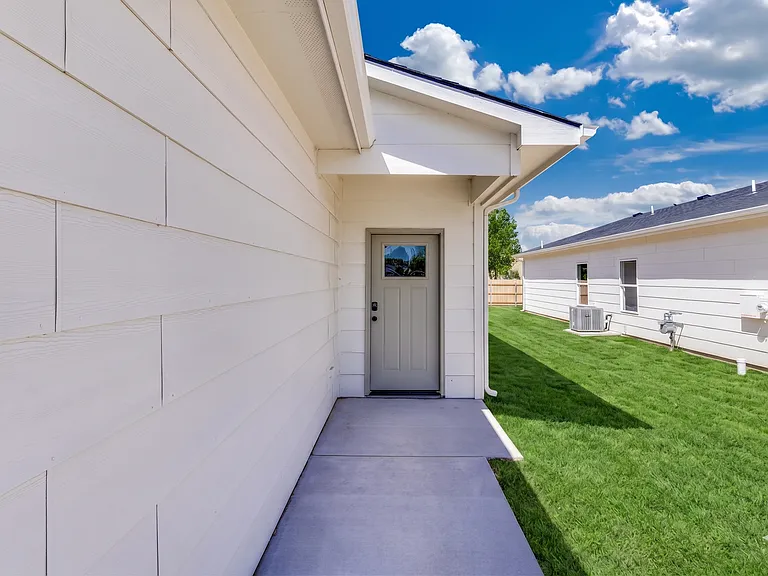 2315 W Macarthur Rd — Photo 4