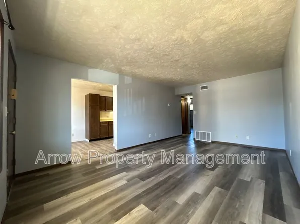 1004 18th St #202, Belleville, KS 66935