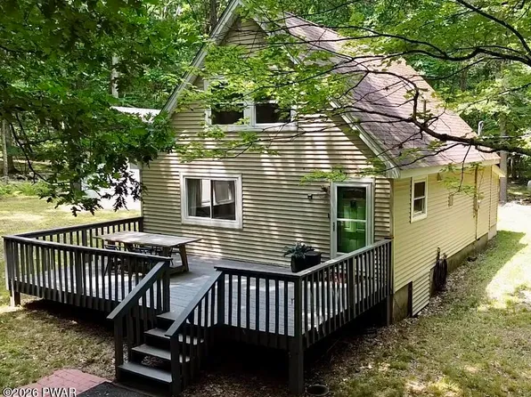 106 Sparrow Ct, Hawley, PA 18428