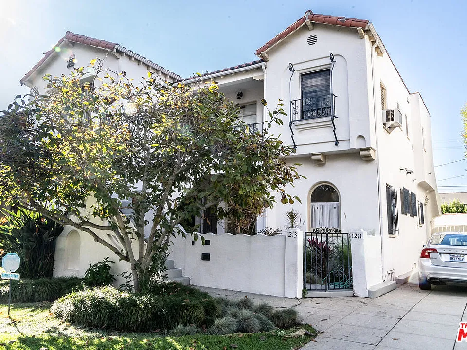 1211 S Hayworth Ave