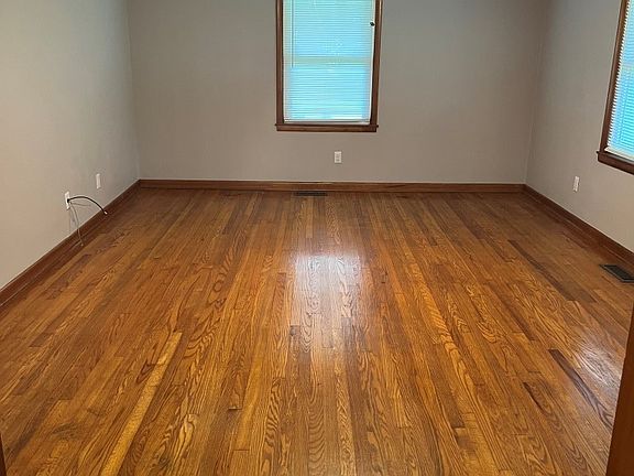 5th image of 703 Woodmont Dr