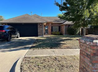 929 NW 15th St, Moore, OK 73160