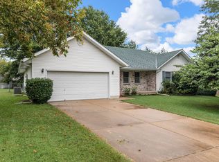 579 Walnut Grove Cir, Nixa, MO 65714
