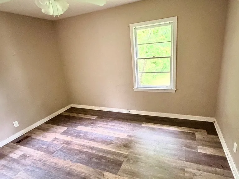 527 Englewood Dr — Photo 15