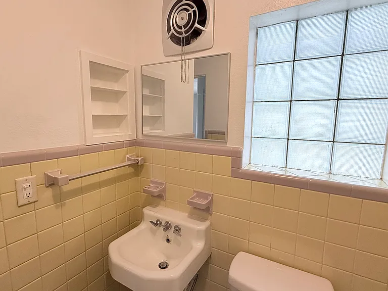 1204 Elmwood St #1204 — Photo 4