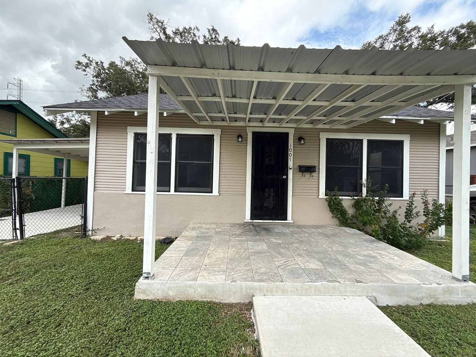 2 bed, 961 sqft, $1,275 — Photo 1