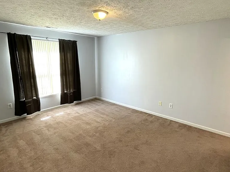 220 John Ct — Photo 13