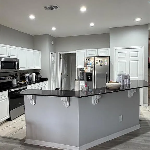 4056 Alan Dr — Photo 2