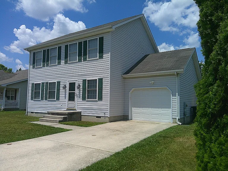 209 Ingram St E — Photo 1