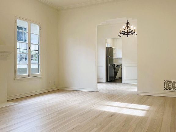 3rd image of 2047 N Beachwood Dr