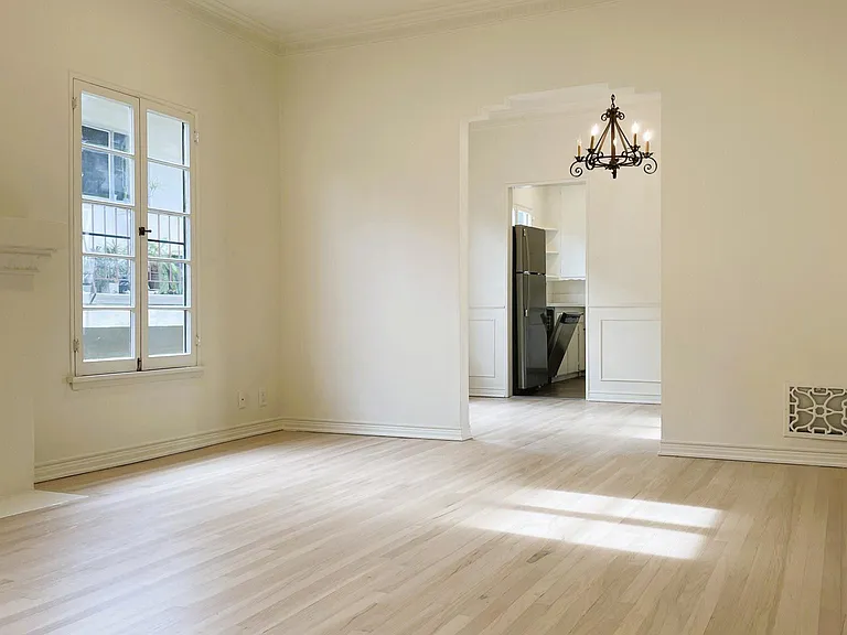 2047 N Beachwood Dr — Photo 3