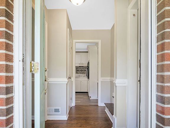 3rd image of 107 Patrick Henry Dr