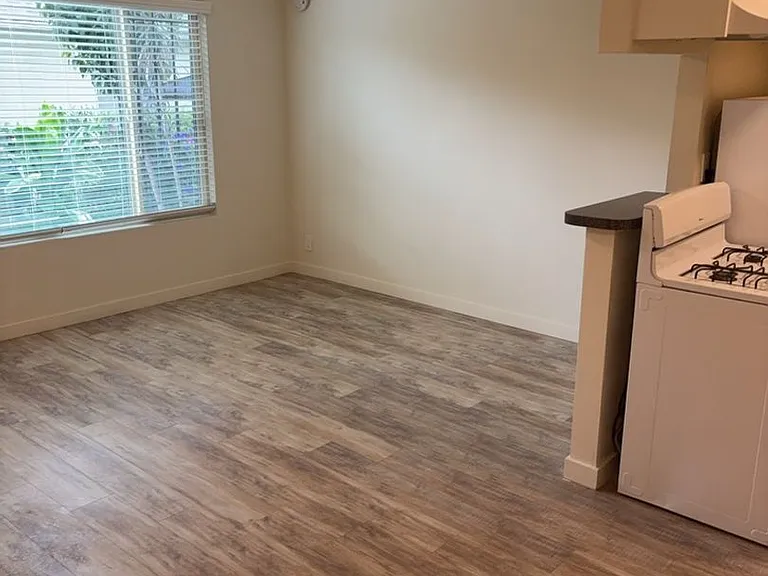 2418 Federal Ave — Photo 10