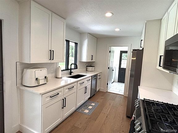 3rd image of 510 Janet St