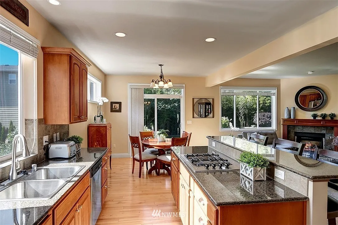 5 bed, 3259 sqft, $4,800 — Photo 2