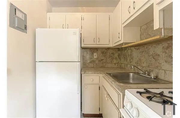 Building Photo - 990 W 29th St #3