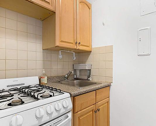 5th image of 225 E 36th St APT 3D