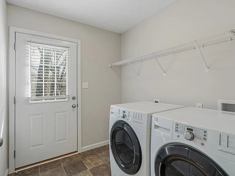 2100 Paris Rd — Photo 13