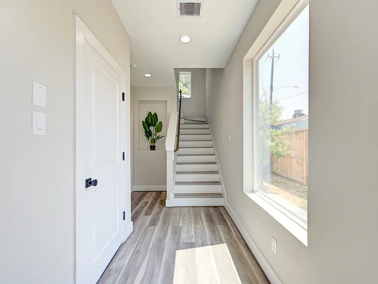 2418 Everett St — Photo 4