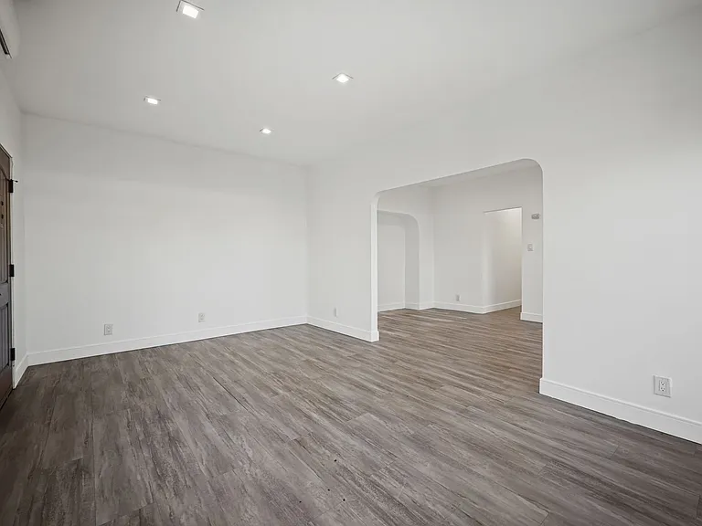 627 Brittania St — Photo 18