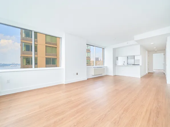 160 Riverside Boulevard image 2 of 18