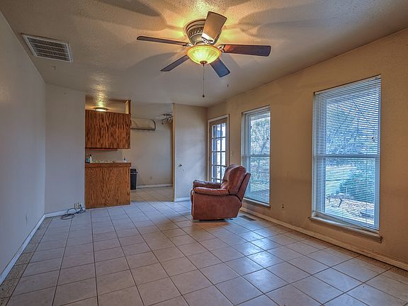 5th image of 1327 E Dewey Ave