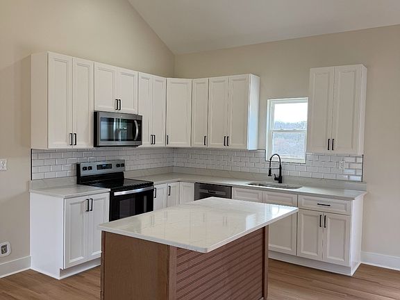 3rd image of 115 Heath Ln