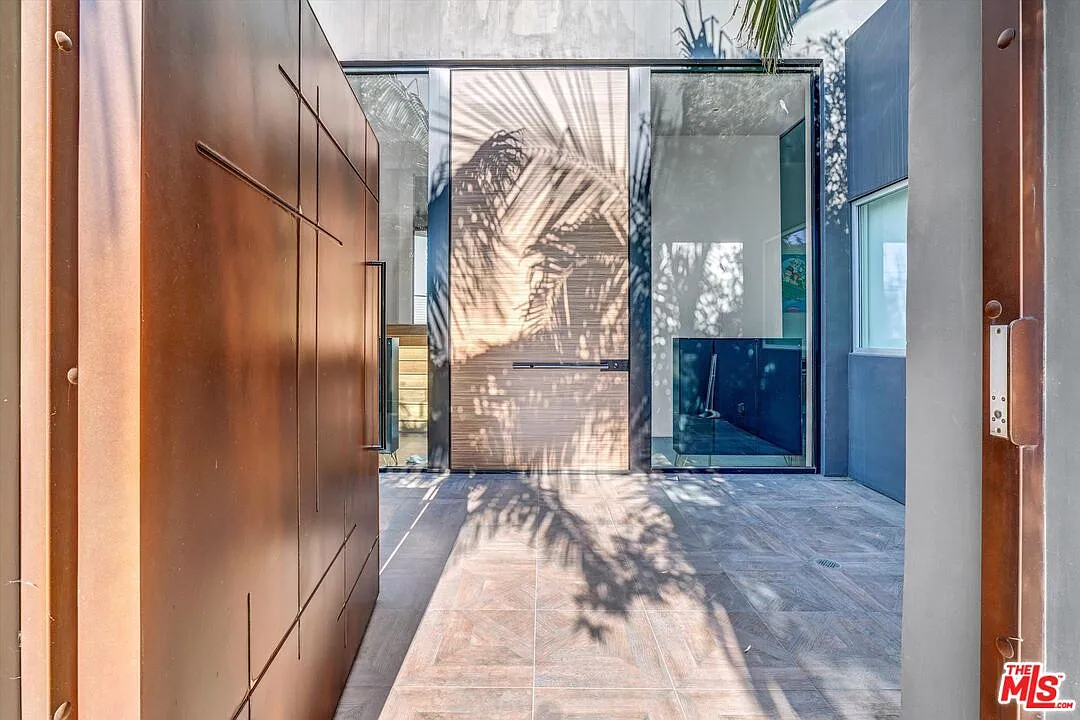 5 bed, 7.0 bath, 5000 sqft, $28,500 — Photo 3