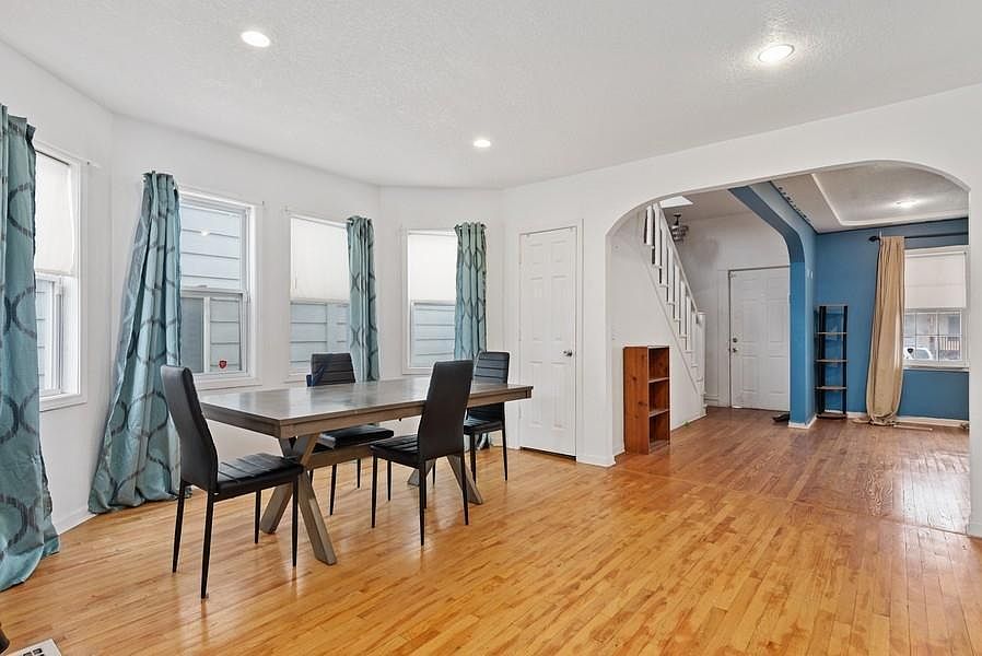 1st image of 727 Thomas Ave