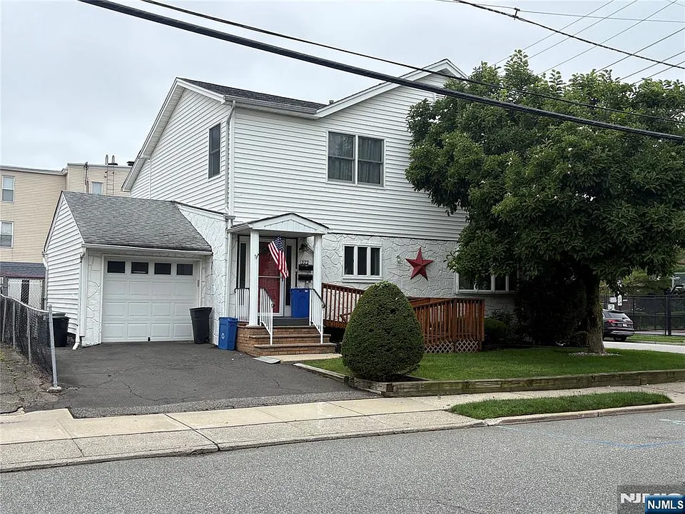 322 Grove St